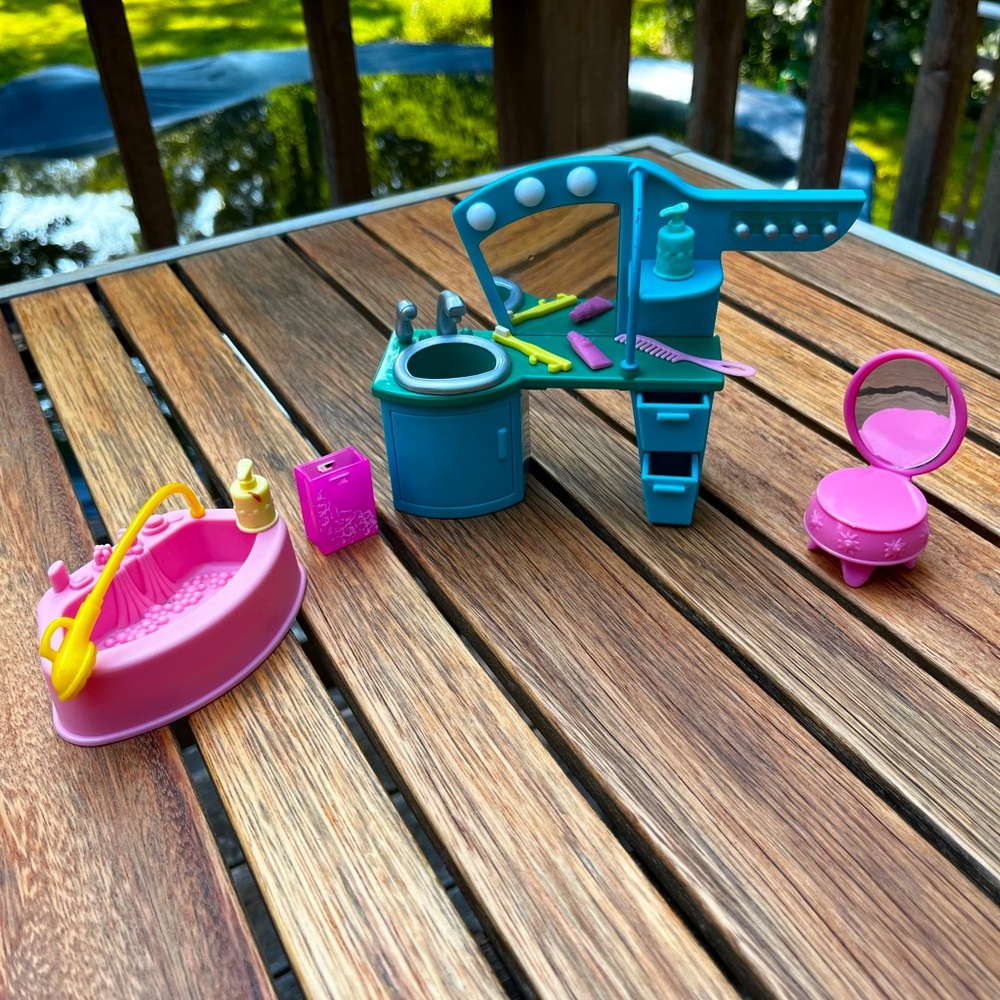 Polly Pocket Kids Playset with Vanity, Bathtub, and Accessories